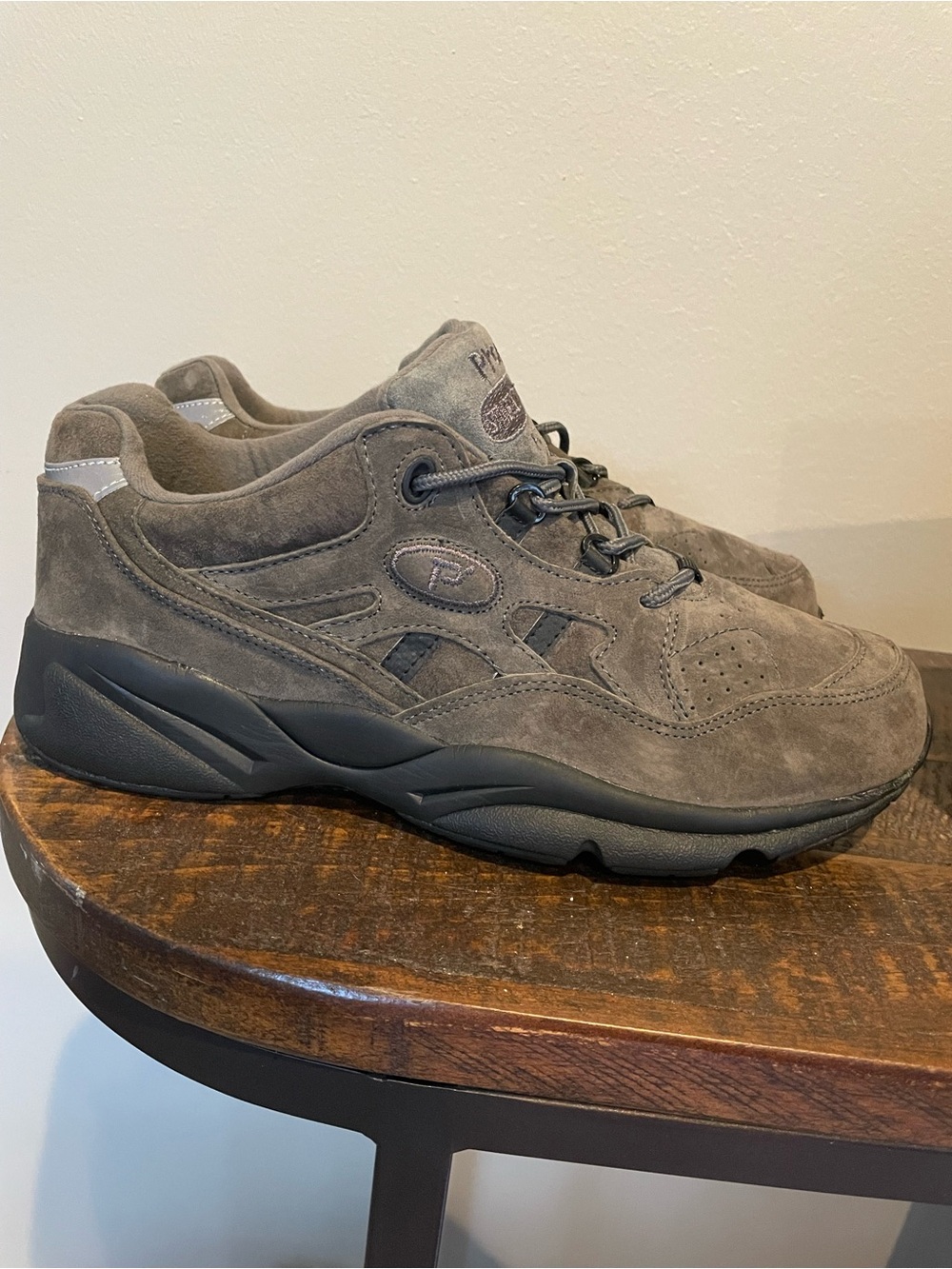 Propet women’s Stability Walkers. Pewter gray suede shoe. Lace up W2034 Size 10